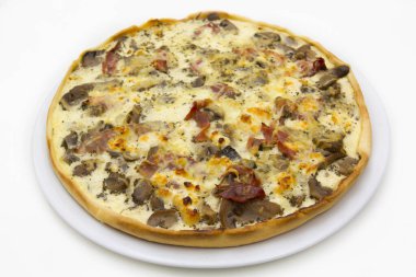 Mantarlı pizza, beyaz arka planda izole edilmiş jambon ve peynir.