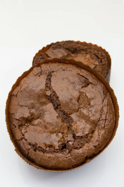 İki çikolatalı kek beyaz tabakta izole edilmiş.