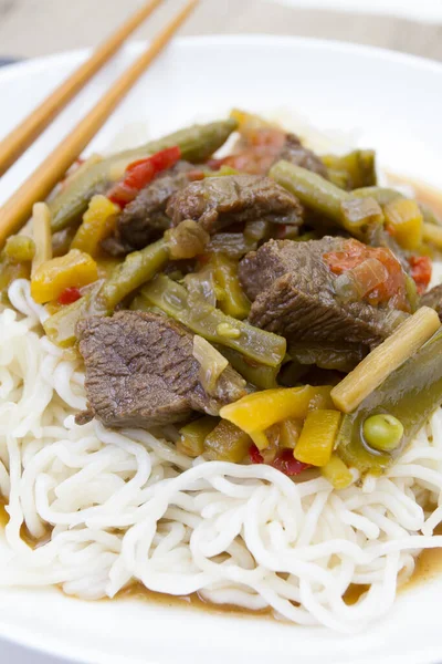 Macarrão Chinês Com Carne Bovina Legumes — Fotografia de Stock