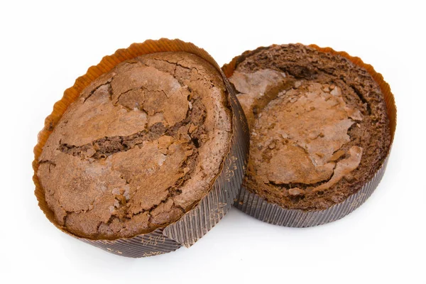 ホワイトプレートに隔離された2つのチョコレートブラウニーケーキ — ストック写真