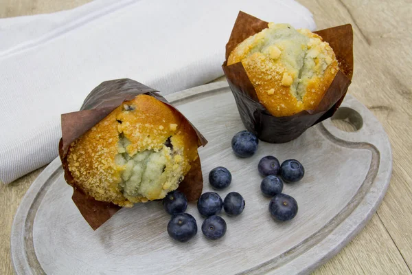 Hemmagjorda Blåbärsmuffins Träskiva — Stockfoto