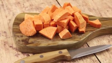 Yakın planda çiğ patates küpleri.