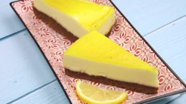 Limonlu cheesecake bir plaka üzerinde
