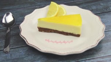 Limonlu cheesecake bir plaka üzerinde