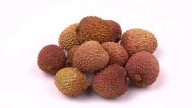 Beyaz arkaplanda izole edilmiş bir yığın lychee