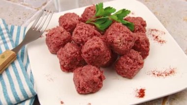 Tabakta çiğ et köftesi.