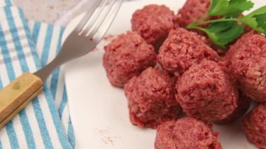 Tabakta çiğ et köftesi.