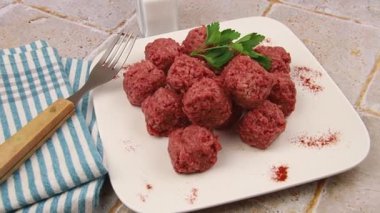 Tabakta çiğ et köftesi.