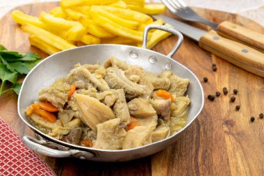 Bir tabak işkembe ve patates kızartması.