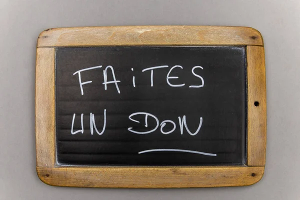 Σχιστόλιθο Γραμμένο Κιμωλία Στα Γαλλικά Κάνει Μια Δωρεά — Φωτογραφία Αρχείου