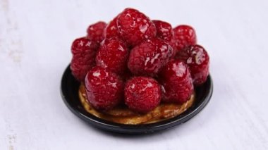 Beyaz arkaplanda ahududulu tart