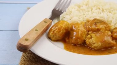 Kızarmış köfte ve pilav. 