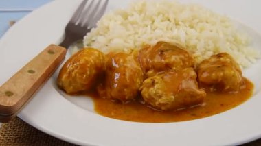 Kızarmış köfte ve pilav. 