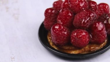 Beyaz arkaplanda ahududulu tart