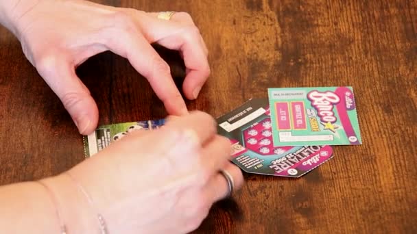 Gros Plan Sur Les Mains Une Personne Jouant Aux Cartes — Video