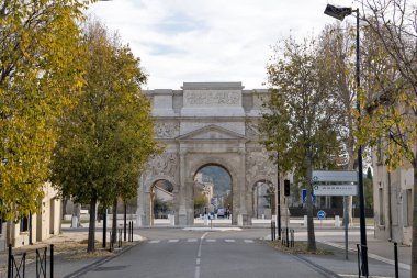 Orange şehrinin zafer kemerinin manzarası