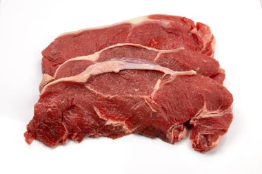 Beyaz arka planda izole edilmiş çiğ et