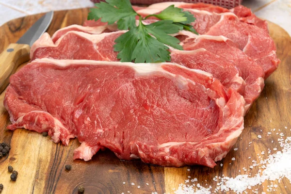 Ham Sığır Eti Biftek Baharat Otlar Ile — Stok fotoğraf