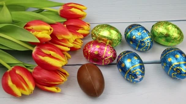 Huevos Pascua Tulipanes Sobre Fondo Madera — Vídeo de stock