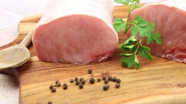 Asado Cerdo Entero Crudo Una Tabla Madera — Vídeos de Stock