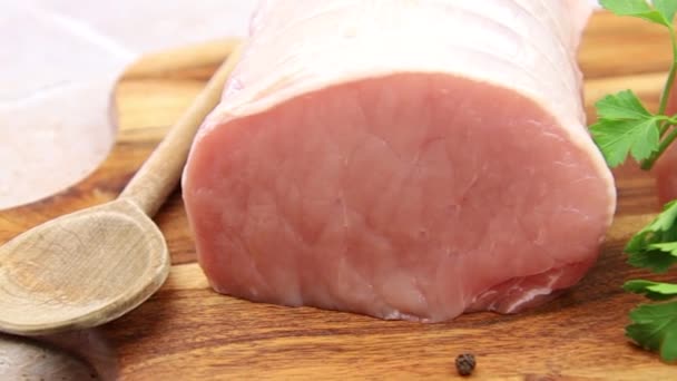 木の板の上で豚肉を丸焼きにして — ストック動画