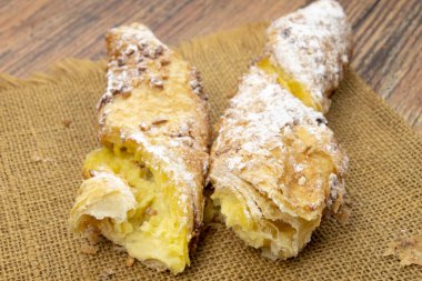 Ev yapımı fındıklı ve tarçınlı baklava.