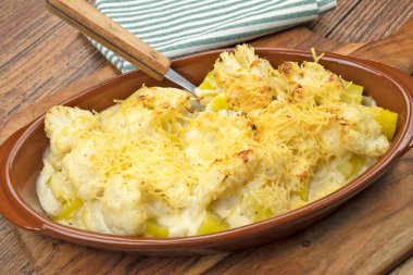 Karnabahar ve patates graten tahta bir tabakta