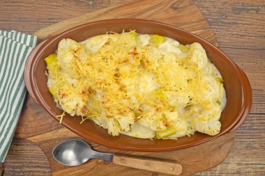 Karnabahar ve patates graten tahta bir tabakta