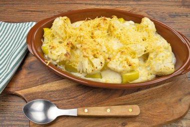 Karnabahar ve patates graten tahta bir tabakta