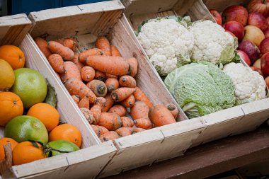 Pazarda taze sebzeler