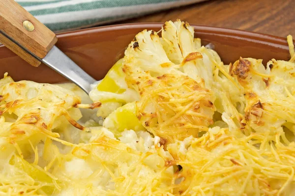 Karnabahar ve patates graten tahta bir tabakta