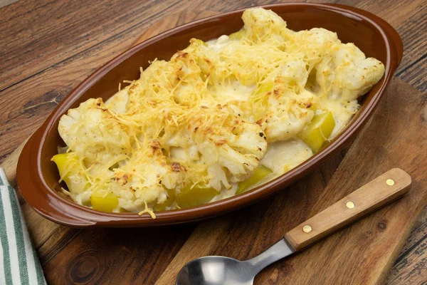 Karnabahar ve patates graten tahta bir tabakta