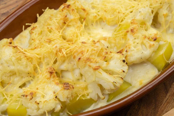 Karnabahar ve patates graten tahta bir tabakta