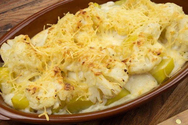 Karnabahar ve patates graten tahta bir tabakta