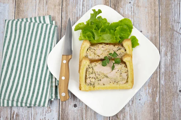 Bir tabak tavuklu hardal ve çörekler.