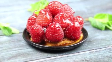 Beyaz arkaplanda ahududulu tart