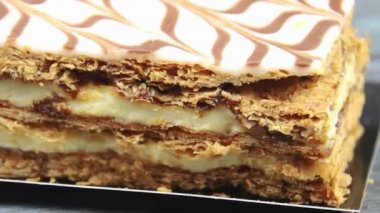 Gri arkaplanda millefeuille