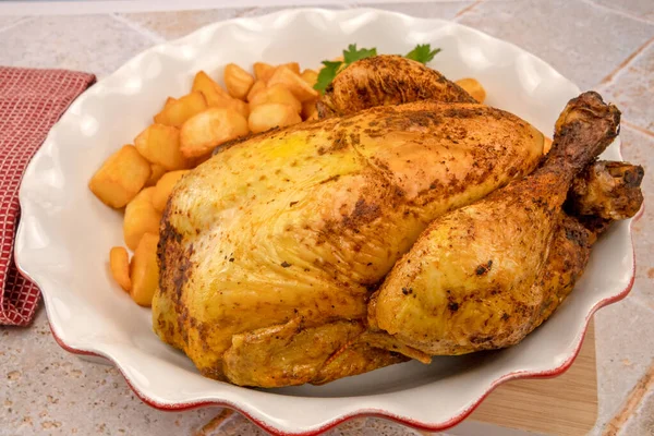 Seluruh Ayam Panggang Dengan Kentang Dalam Piring Atas Meja — Stok Foto