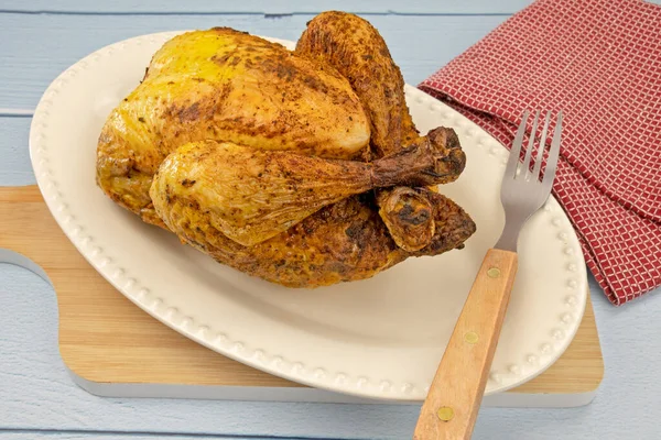 Ayam Panggang Dalam Piring Atas Meja — Stok Foto