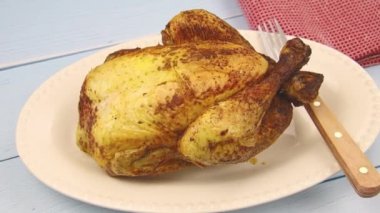 Lezzetli ızgara tavuğun yakın görüntüsü.