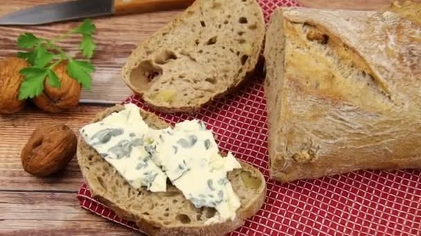 Pain Fromage Sur Une Table Bois Avec Des Noix — Video