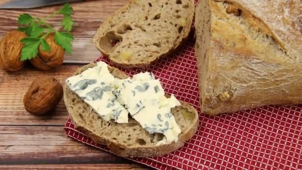 Pain Fromage Sur Une Table Bois Avec Des Noix — Video