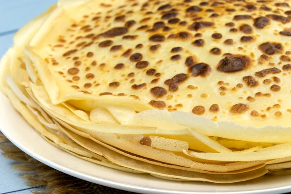 Pile Crêpes Dans Une Assiette Sur Fond Bleu — Photo