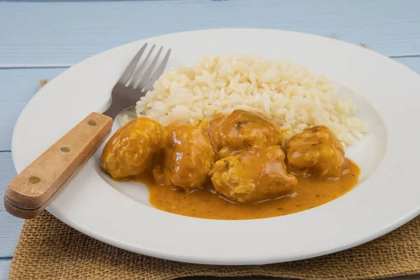Curry Hühnerknödel Mit Reis Auf Einem Teller — Stockfoto