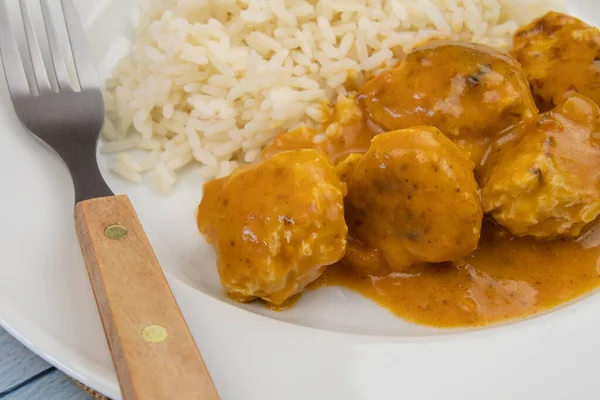 Curry Hühnerknödel Mit Reis Auf Einem Teller — Stockfoto