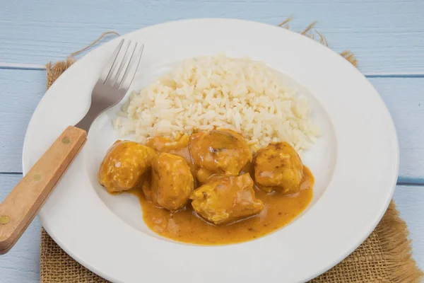 Curry Hühnerknödel Mit Reis Auf Einem Teller — Stockfoto