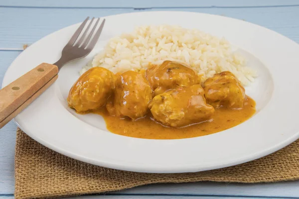 Curry Hühnerknödel Mit Reis Auf Einem Teller — Stockfoto