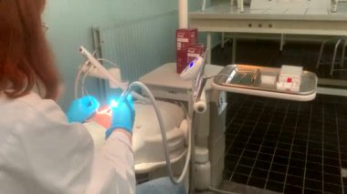 Dişçi hasta için cerrahi ekipman tutuyor. tıbbi klinik.