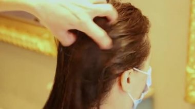 Saç tıraşı olan kişi. 