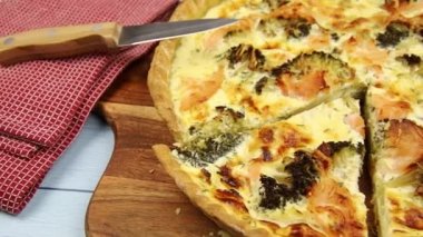 Tahtada pişirilmiş somon ve brokoli turtası.